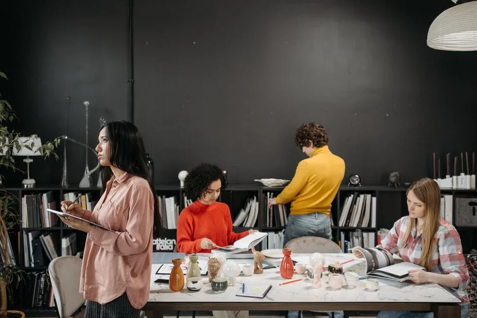 Un espace de travail contemporain présentant un ordinateur portable, une tablette et des smartphones, idéal pour un usage technologique et freelance.